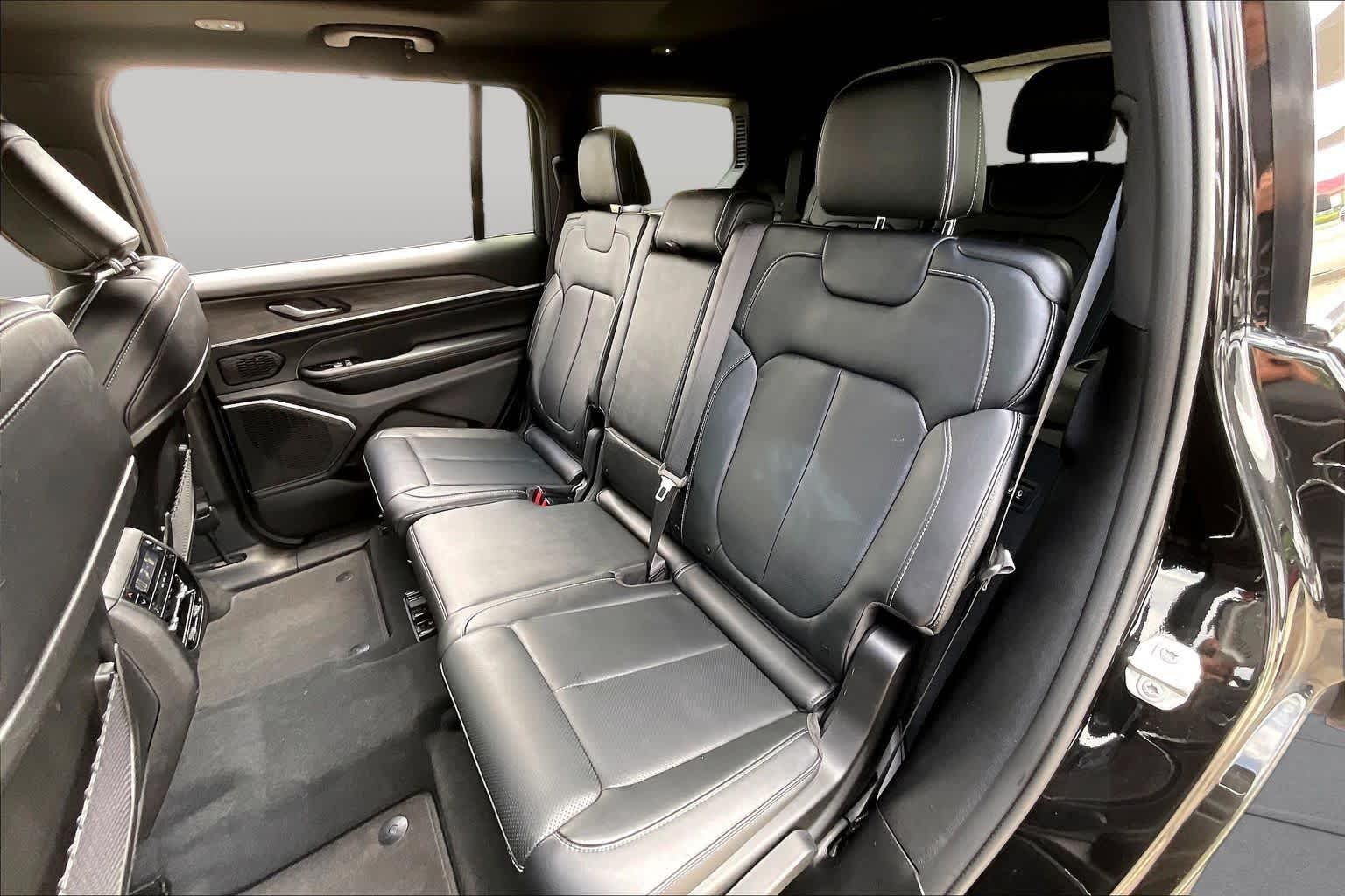 Used 2023 Diamond Black Crystal Pearlcoat Jeep Overland image 20