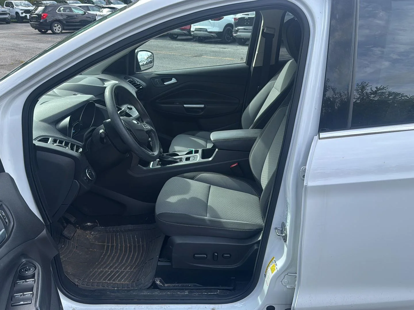 Used 2019 Oxford White Ford SE image 9