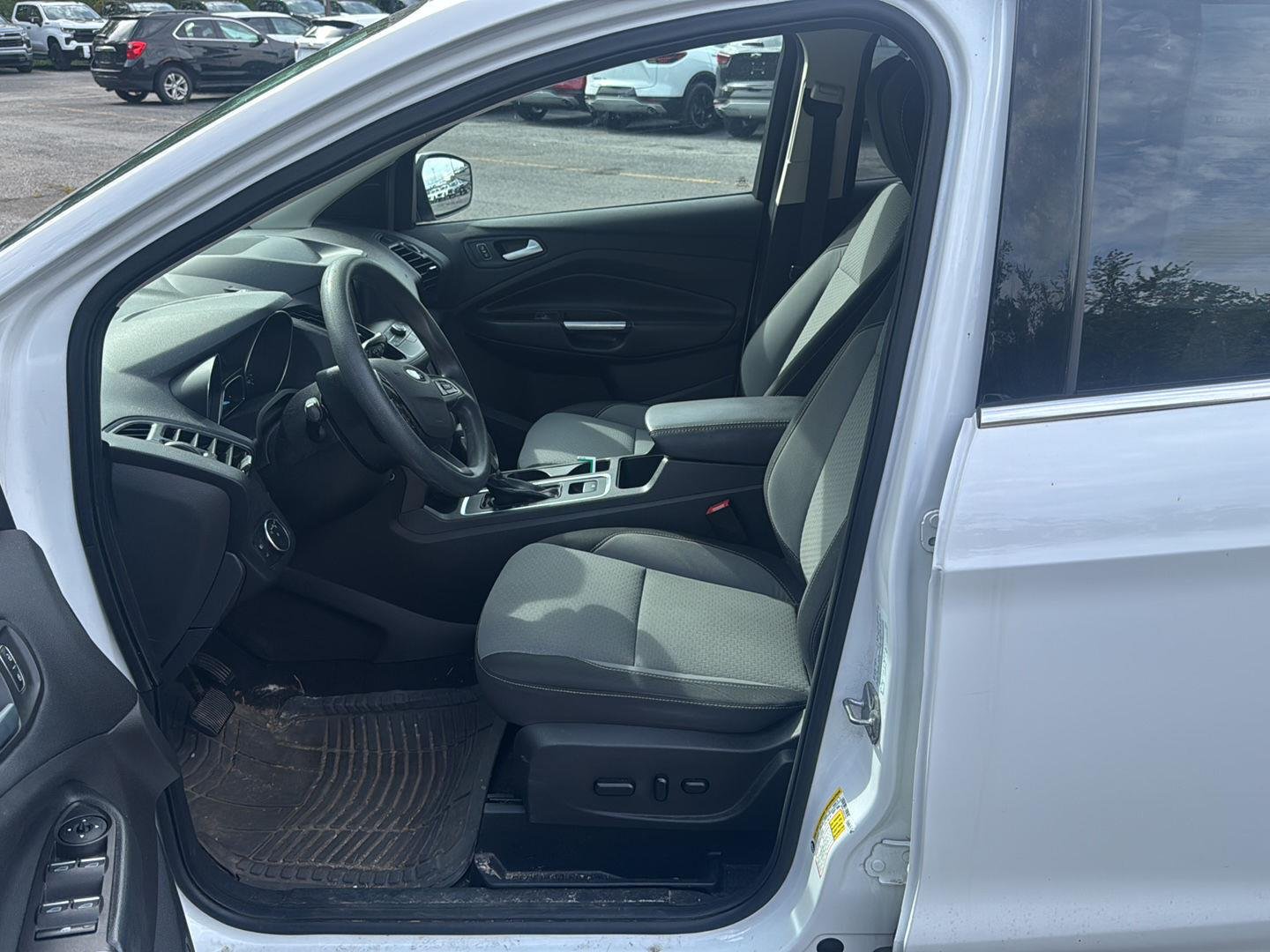Used 2019 Oxford White Ford SE image 9
