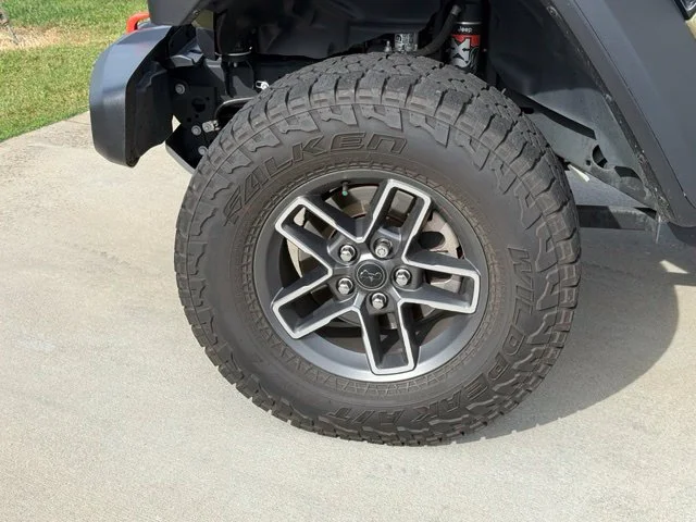 Used 2025  Jeep Mojave image 4