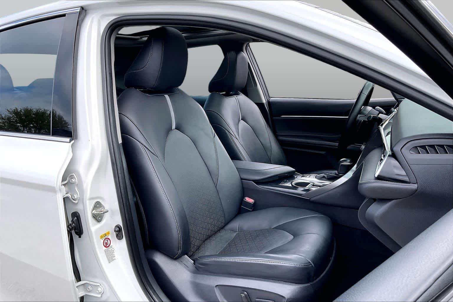 Used 2018 Wind Chill Pearl Toyota XSE V6 image 9