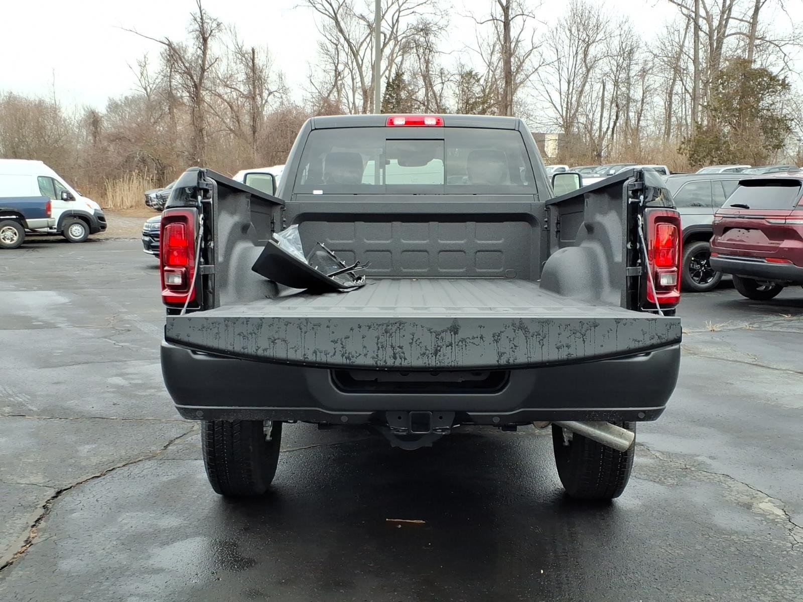 New 2026 Diamond Black Crystal Pearl-Coat Exterior Paint RAM Tradesman image 11