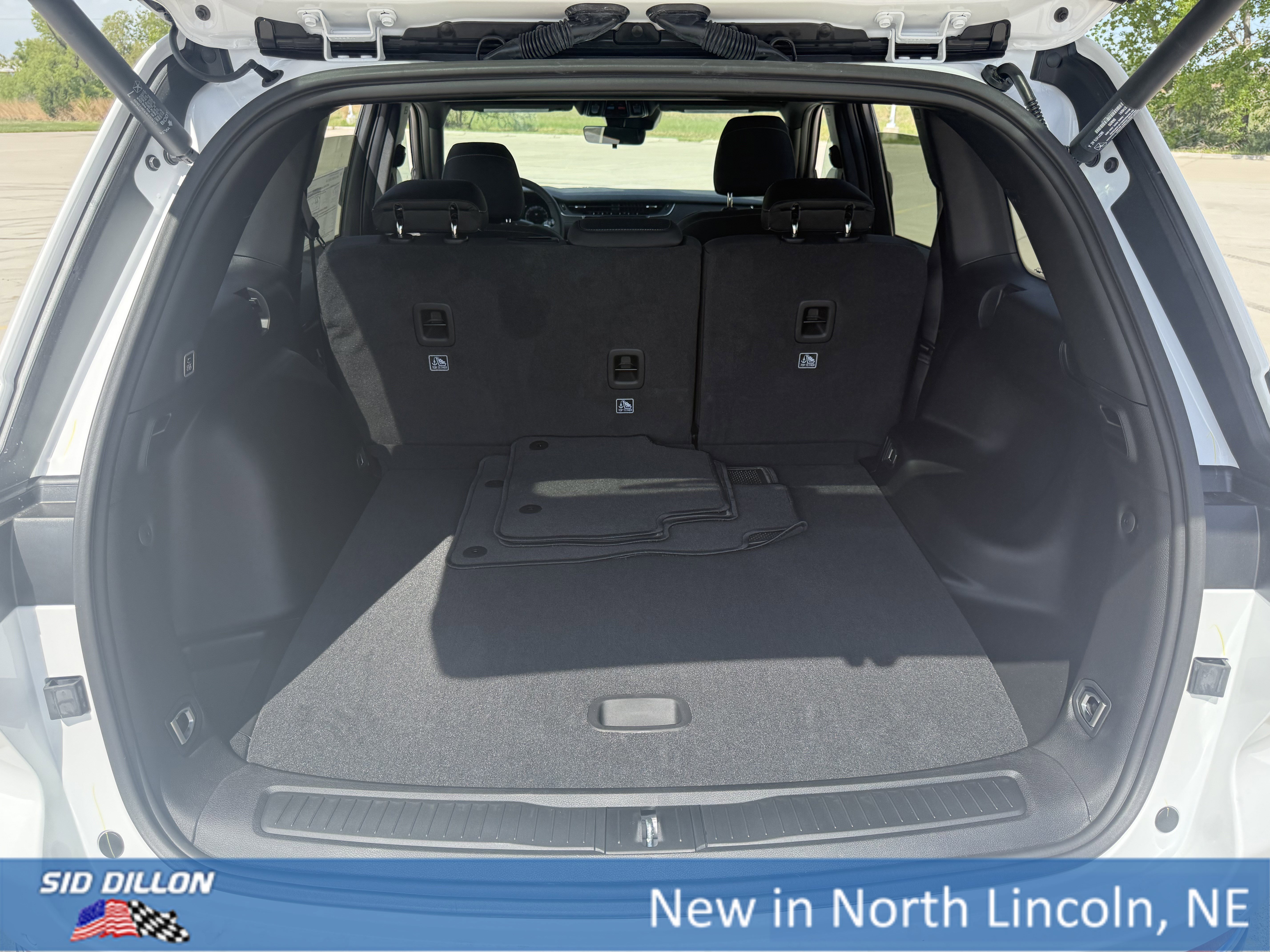 New 2026 Bright White Clear-Coat Exterior Paint Jeep Laredo image 7