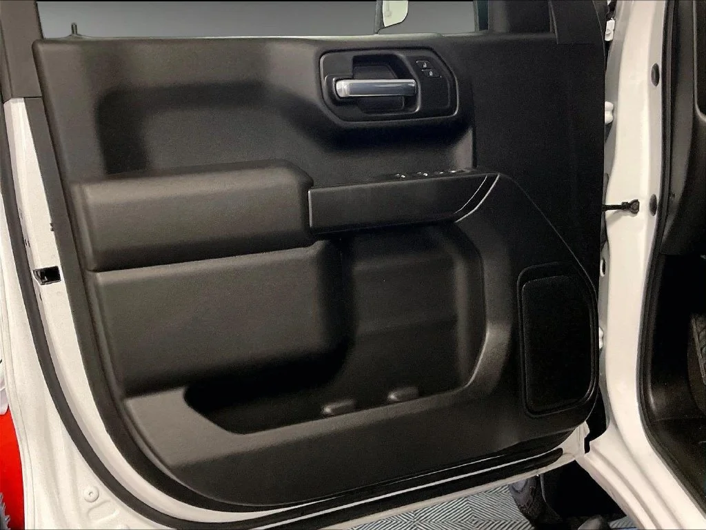 Used 2023 White Chevrolet Custom image 9