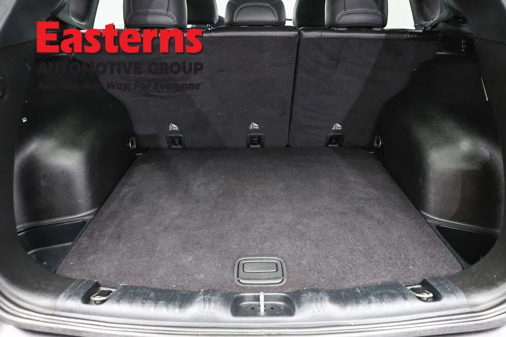 Used 2024  Jeep Latitude image 9