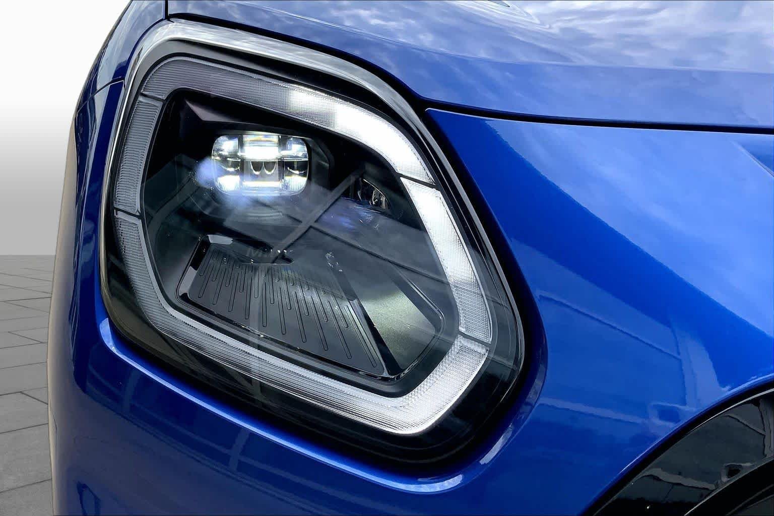 New 2027 Blazing Blue Metallic MINI Iconic image 13