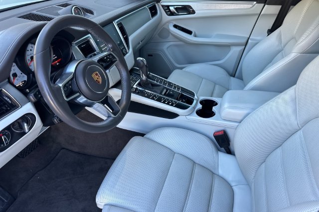 Used 2017  Porsche Turbo image 9