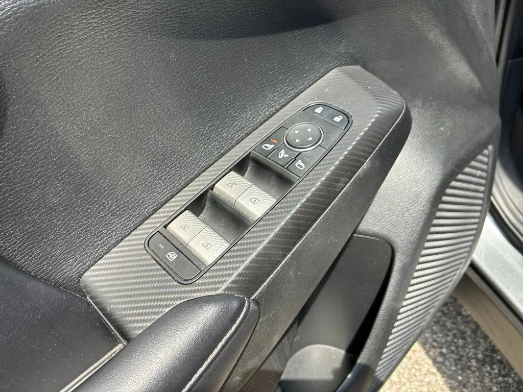 Used 2024 Silver Mitsubishi SE image 11