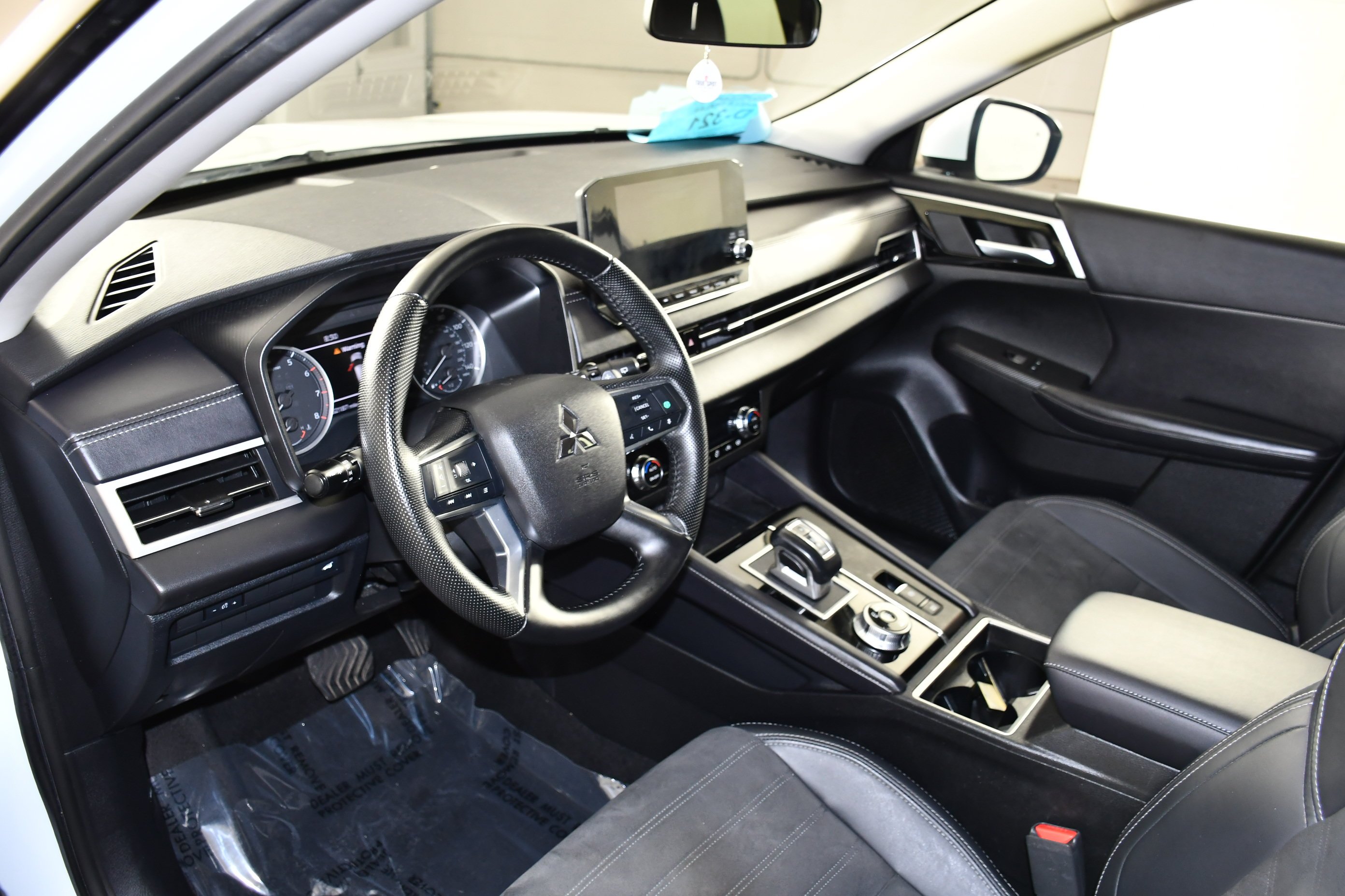 Certified Used 2024 White Diamond Mitsubishi SE image 2