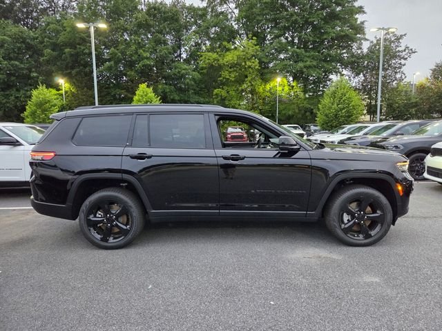 New 2025 Diamond Black Crystal Pearl-Coat Exterior Paint Jeep Limited image 9