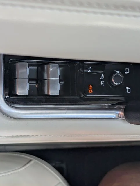 Used 2024 Gold Land Rover SE image 34