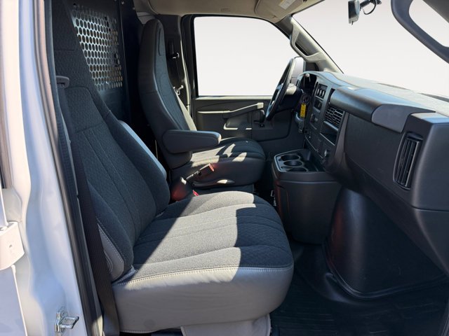 Used 2025 Summit White Chevrolet Work Van image 18