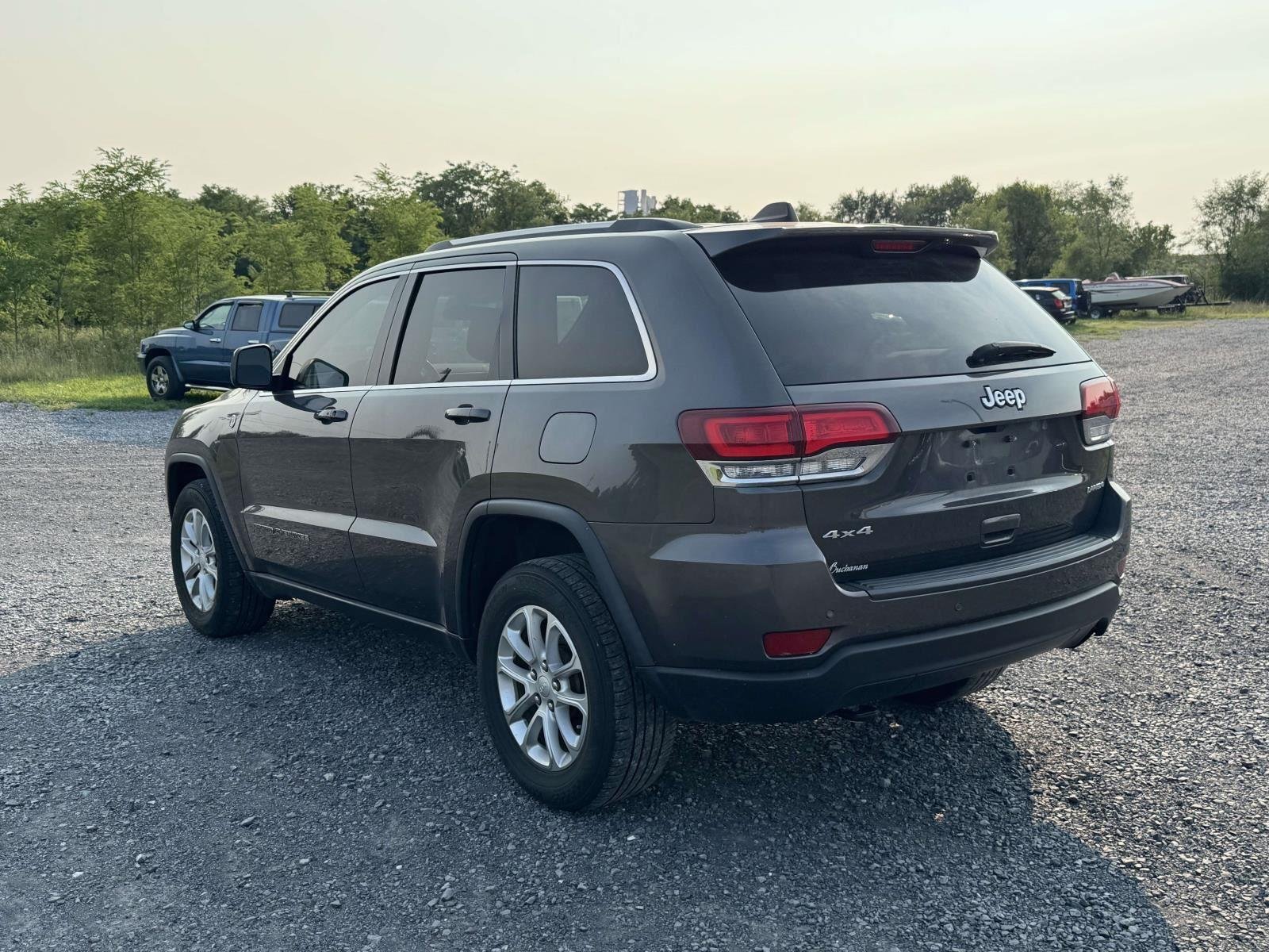 Used 2021 Granite Crystal Metallic Clearcoat Jeep Laredo E image 5