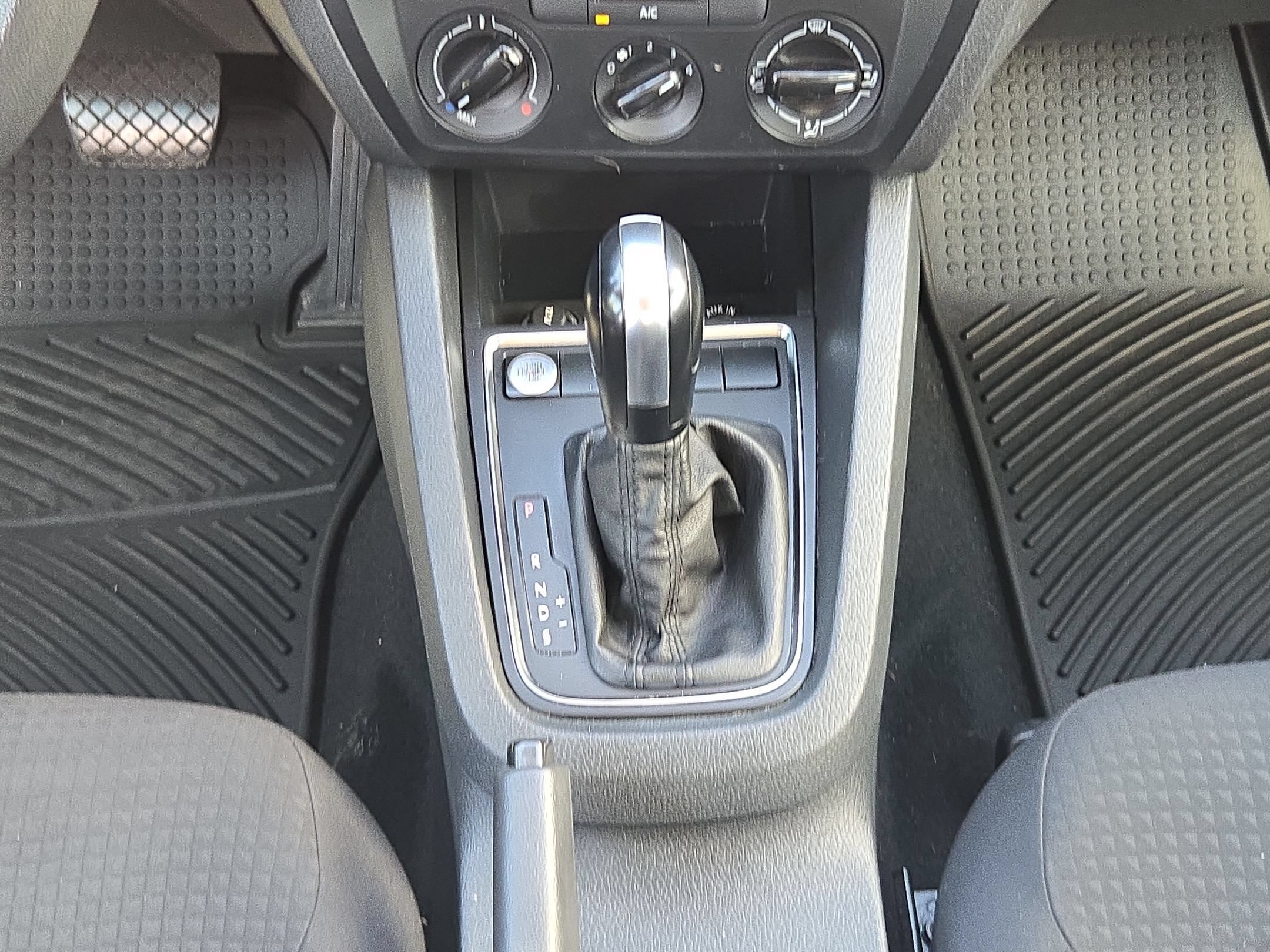 Used 2015  Volkswagen  image 18