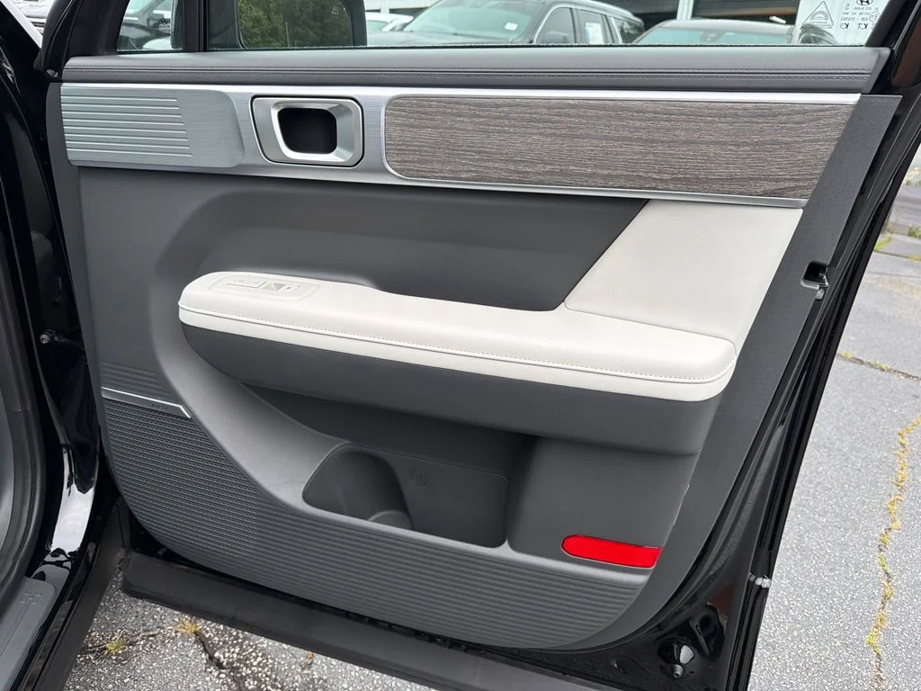 Used 2025 Black Hyundai Limited image 14