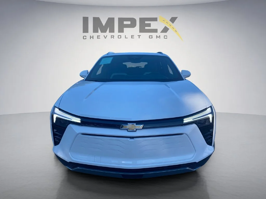 Used 2024 Summit White Chevrolet LT image 8