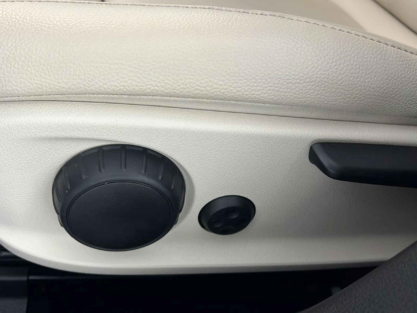 Used 2022 Digital White Metallic Mercedes-Benz A 220 image 3