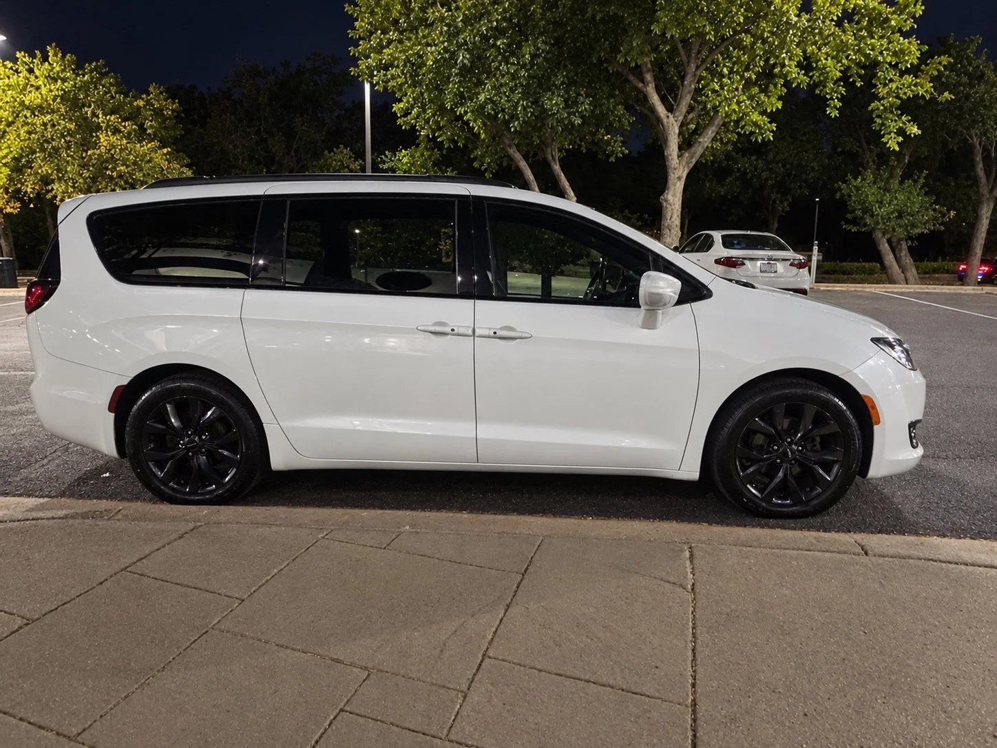Used 2018 Bright White Clearcoat Chrysler Touring L image 6