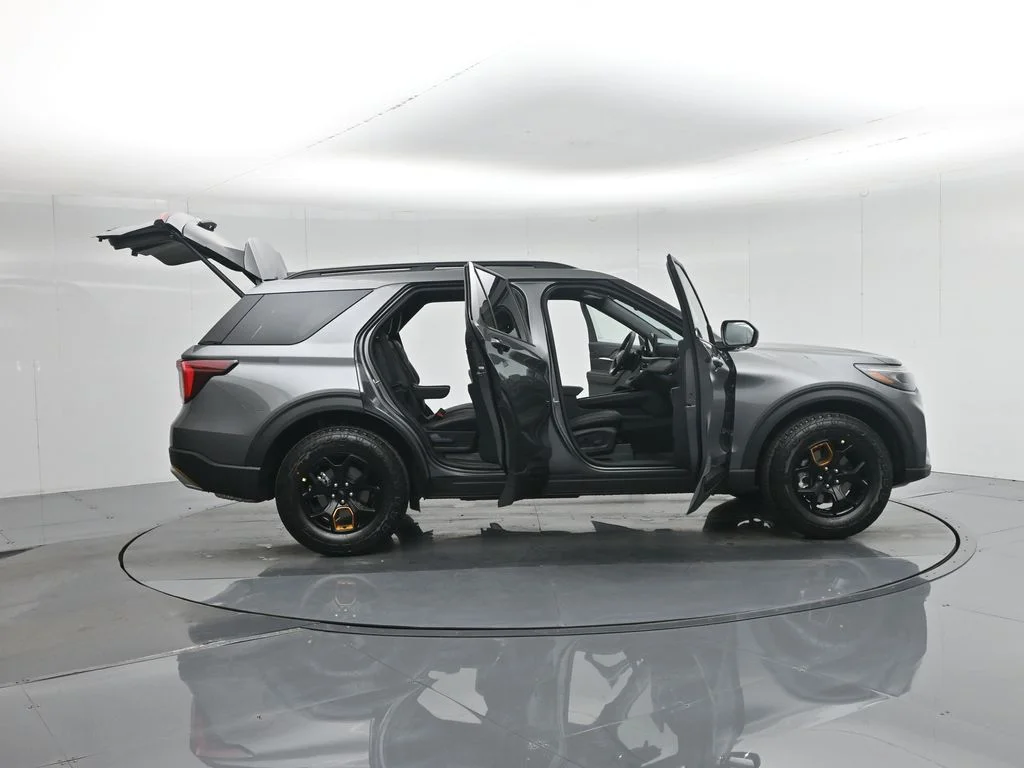 New 2026 Carbonized Gray Metallic Ford Tremor image 4