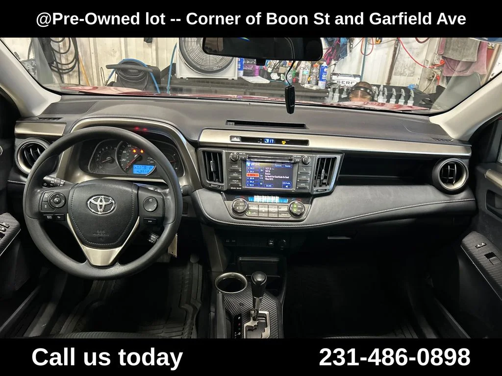 Used 2013 Red Toyota XLE image 18