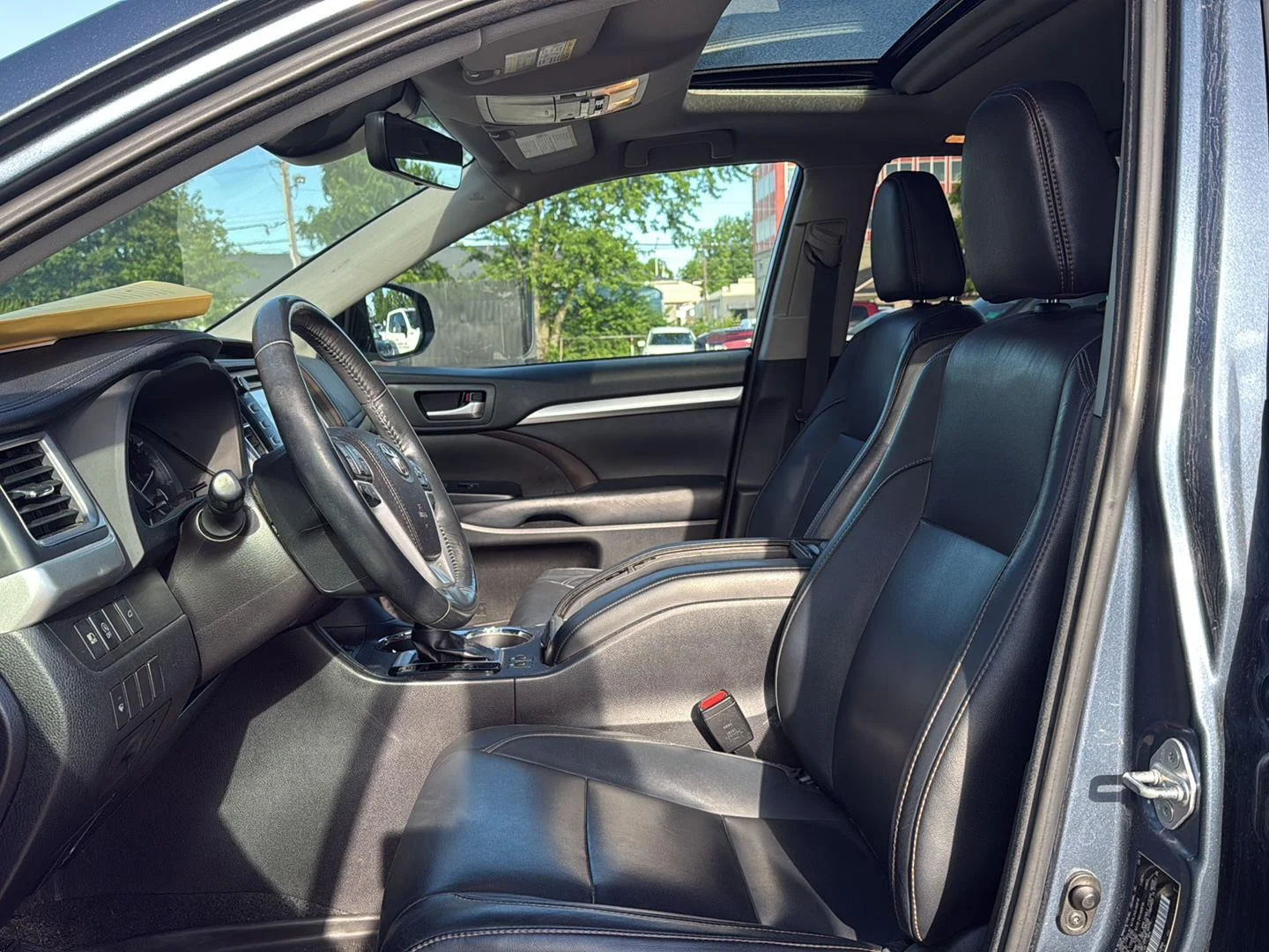 Used 2017 Shoreline Blue Pearl Toyota XLE image 9