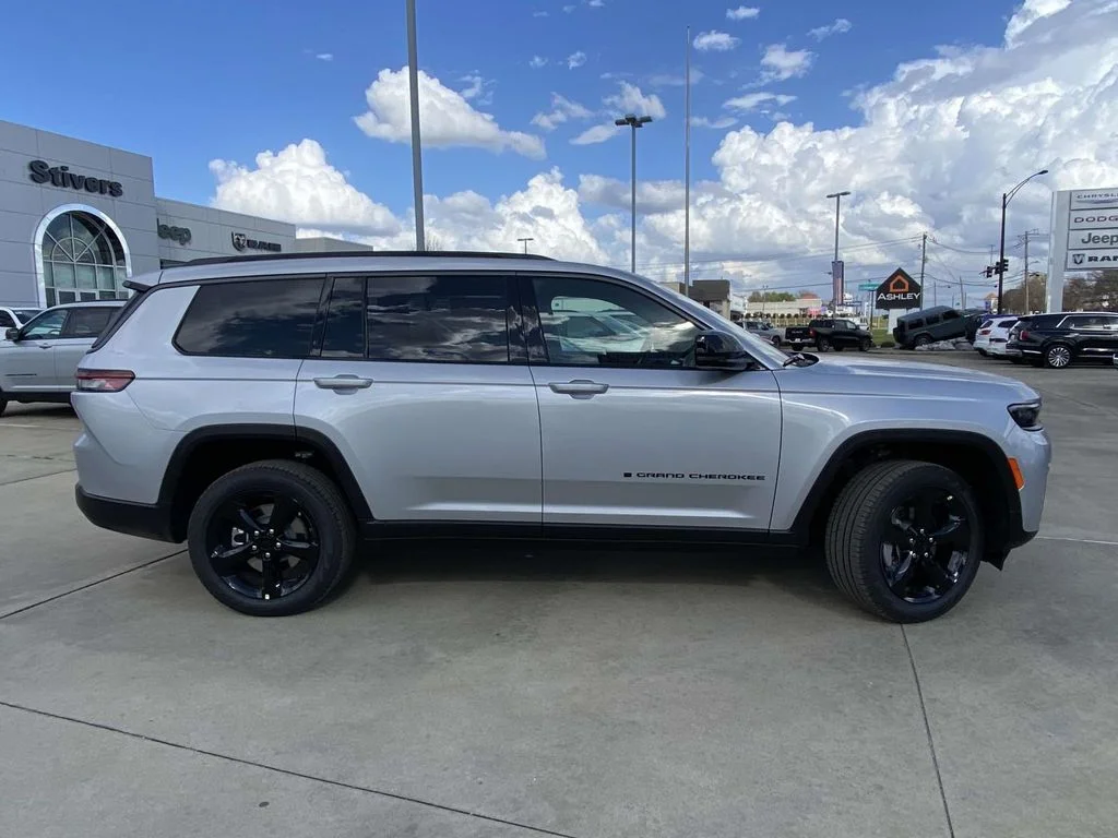 New 2026 Silver Zynith Exterior Paint Jeep Limited image 35