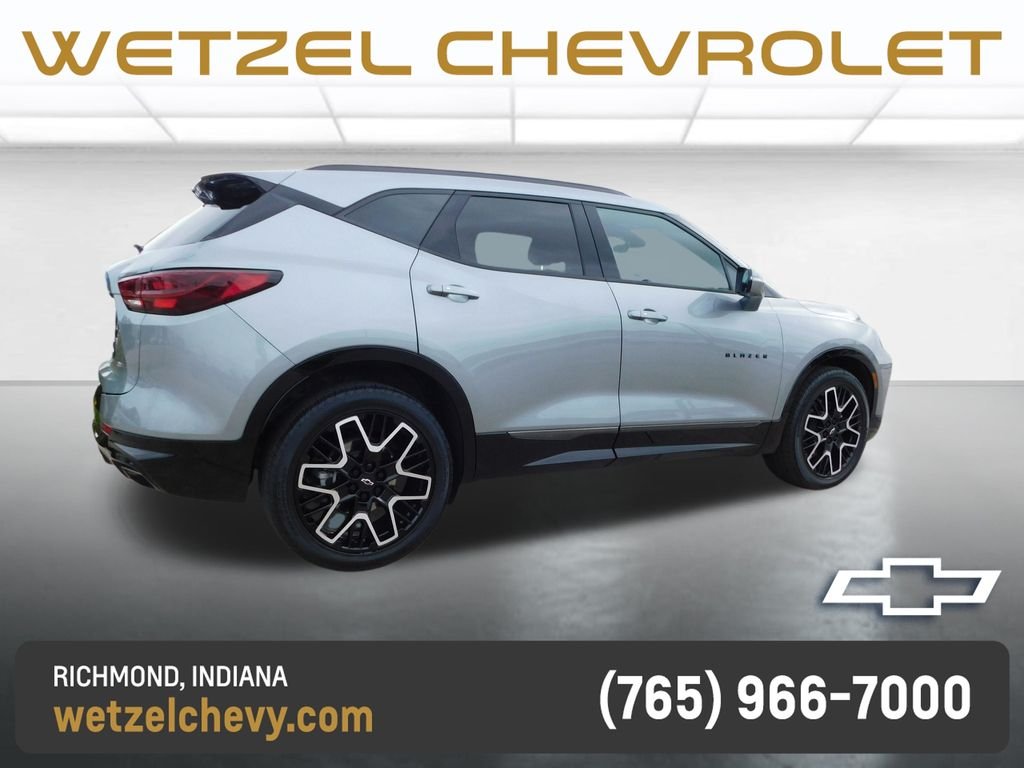 Used 2025 Gray Chevrolet RS image 3