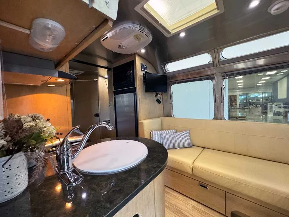 Used 2014 SILVER AIRSTREAM  image 11