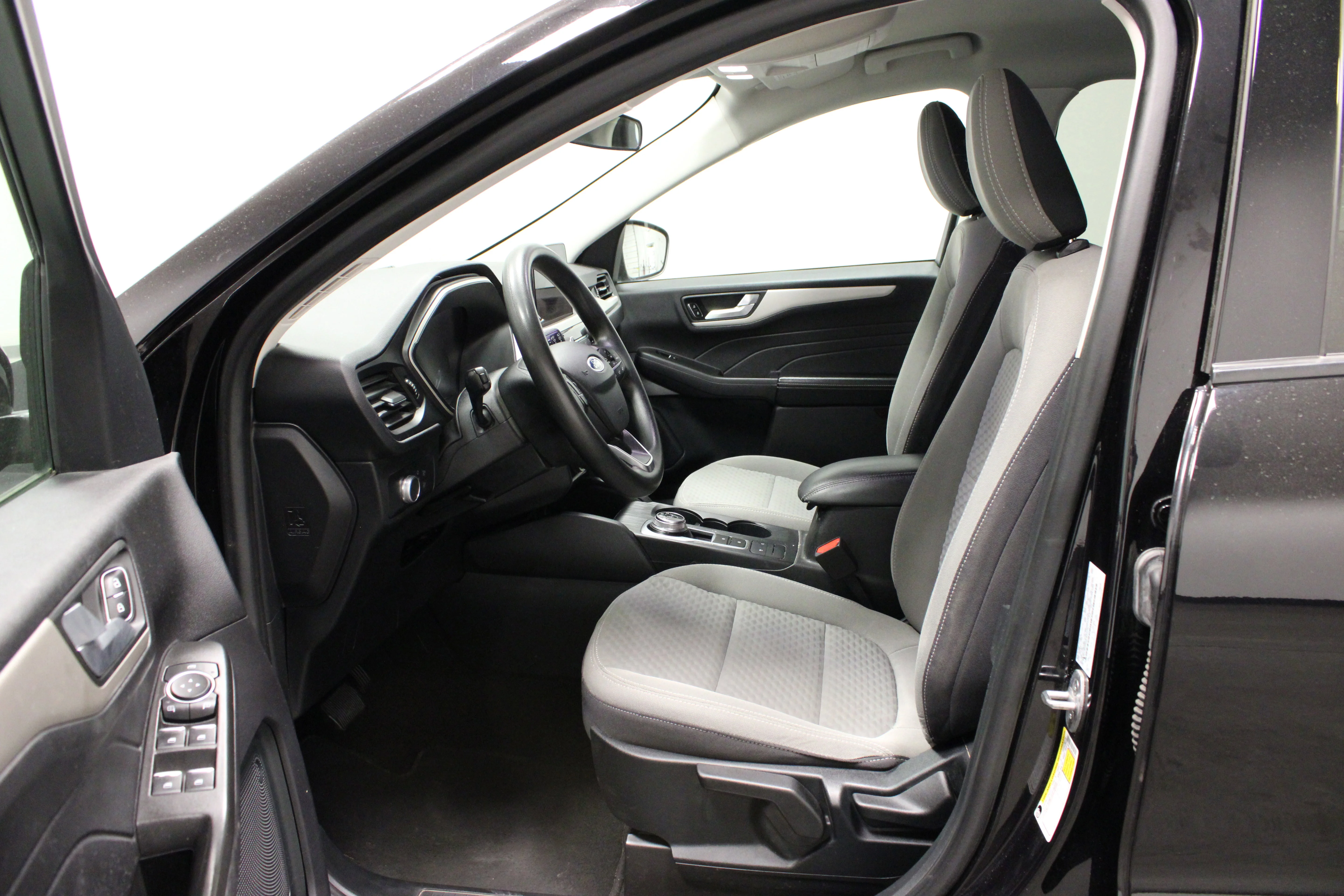 Used 2021 Agate Black Metallic Ford SE image 16