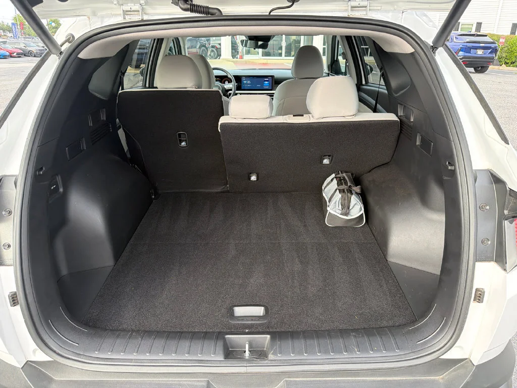 Used 2025 White Hyundai SEL image 18