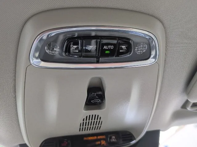 Used 2020 Black Volvo T6 Momentum image 25