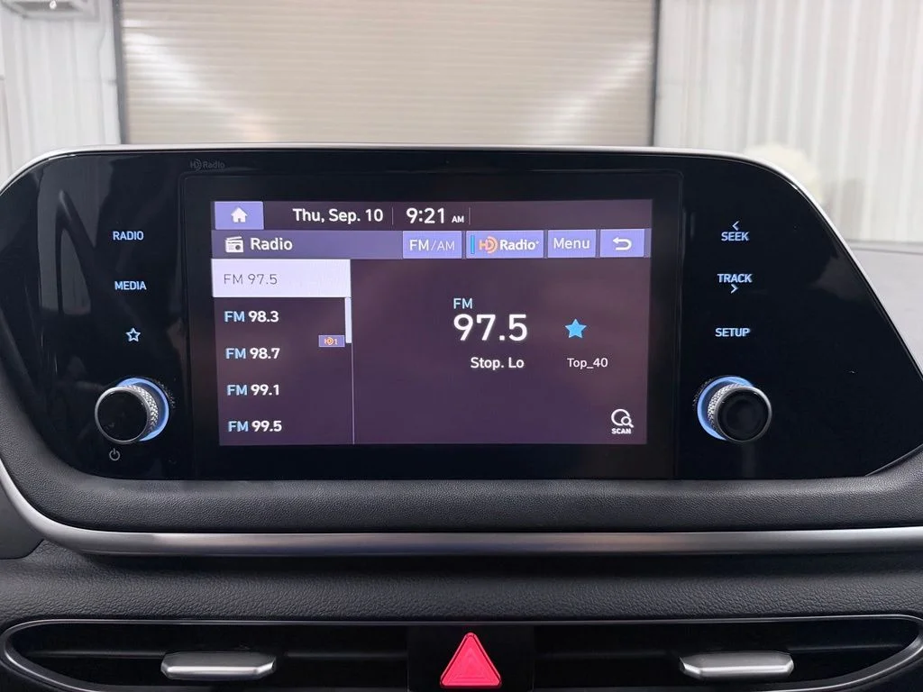 Used 2021 Black Hyundai SE image 16