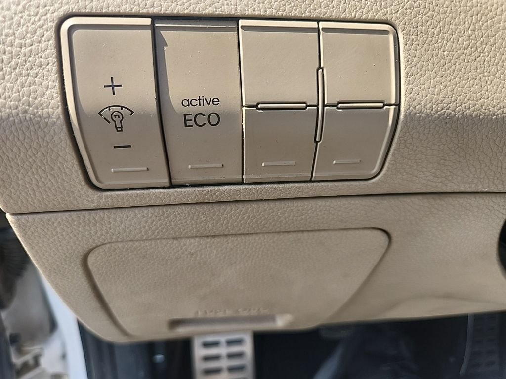 Used 2013 White Hyundai Base image 25