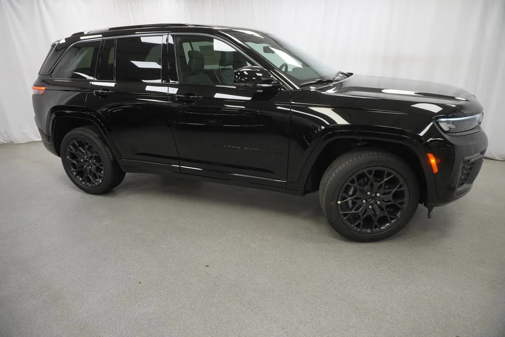 New 2026 Diamond Black Crystal Pearl-Coat Exterior Paint Jeep Summit image 9