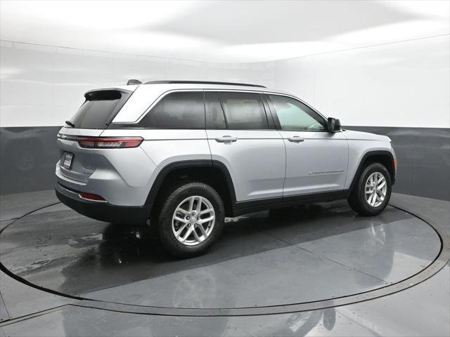 New 2026 Silver Zynith Exterior Paint Jeep Laredo image 15