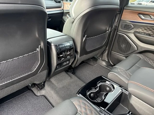 New 2025 Diamond Black Crystal Pearl-Coat Exterior Paint Jeep Summit image 31