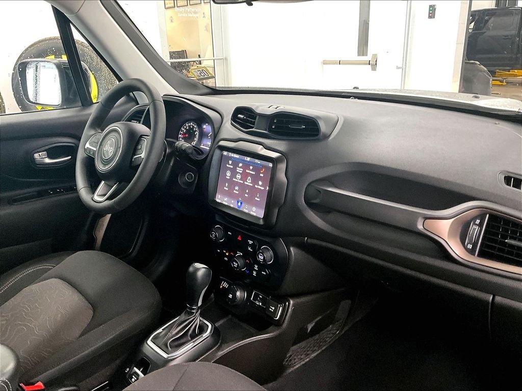 Used 2023 Alpine White Clearcoat Jeep Latitude image 14