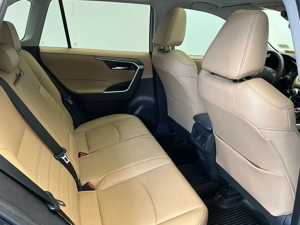 Used 2019 Black Toyota XLE Premium image 8