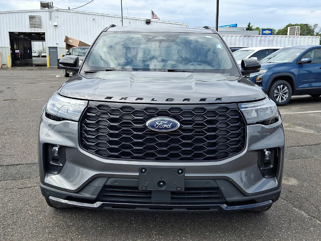 Used 2025 Carbonized Gray Ford ST-Line image 4
