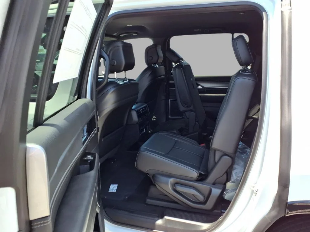 New 2026 Bright White Clear-Coat Exterior Paint Jeep  image 25