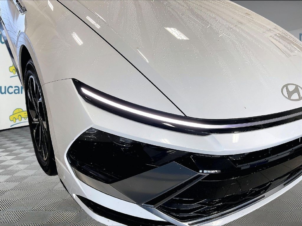 Used 2025 White Hyundai SEL image 31