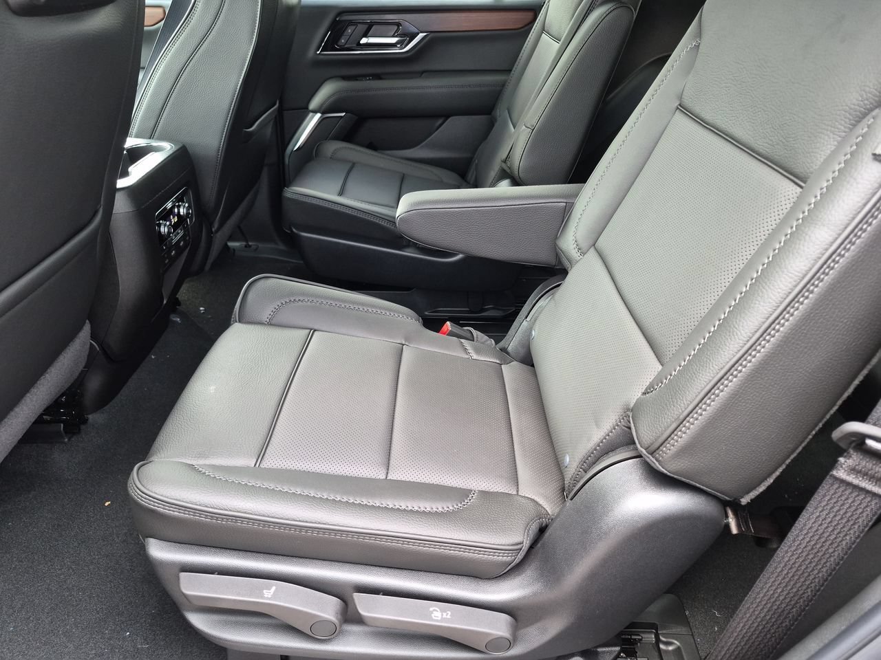 2026 GMC Yukon Denali - Photo 24