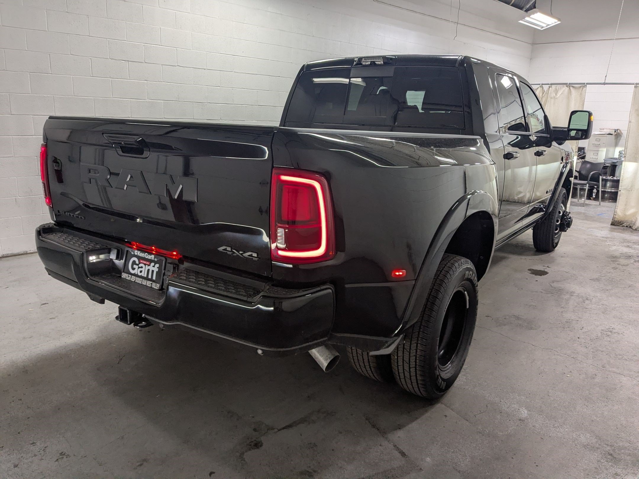 New 2026 Diamond Black Crystal Pearl-Coat Exterior Paint RAM Limited image 4