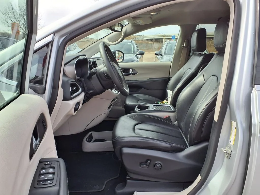 Used 2024 Silver Chrysler Touring L image 21