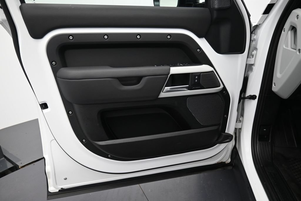 Used 2024 Fuji White Land Rover S image 9