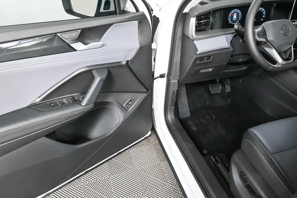 New 2026 Pure White Volkswagen SE image 8