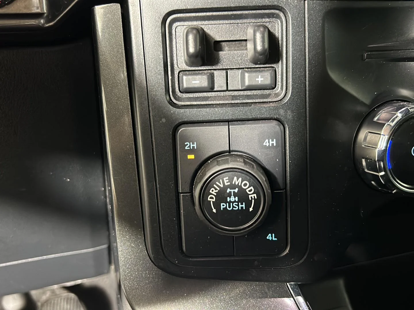 Used 2023 Avalanche Gray Ford XLT image 27