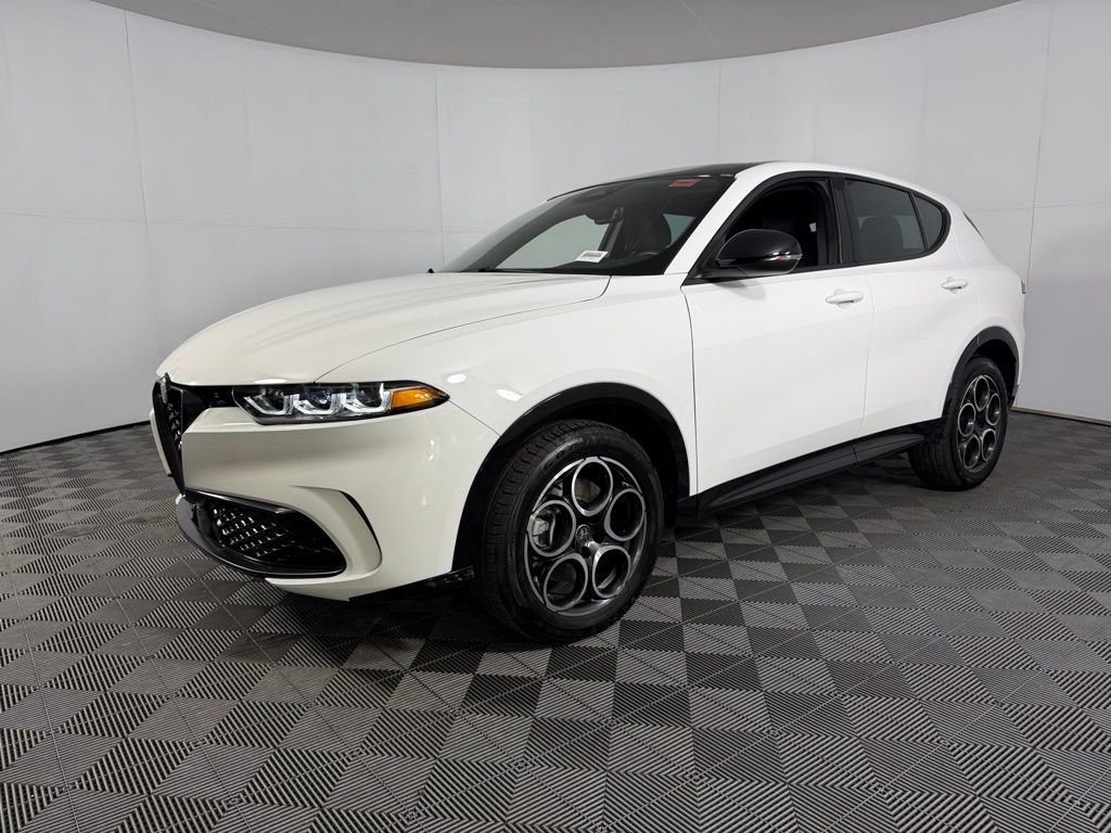 Used 2025 White Alfa Romeo Base image 4