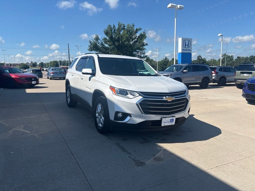 Used 2018 Iridescent Pearl Tricoat Chevrolet LT Cloth w/1LT image 3