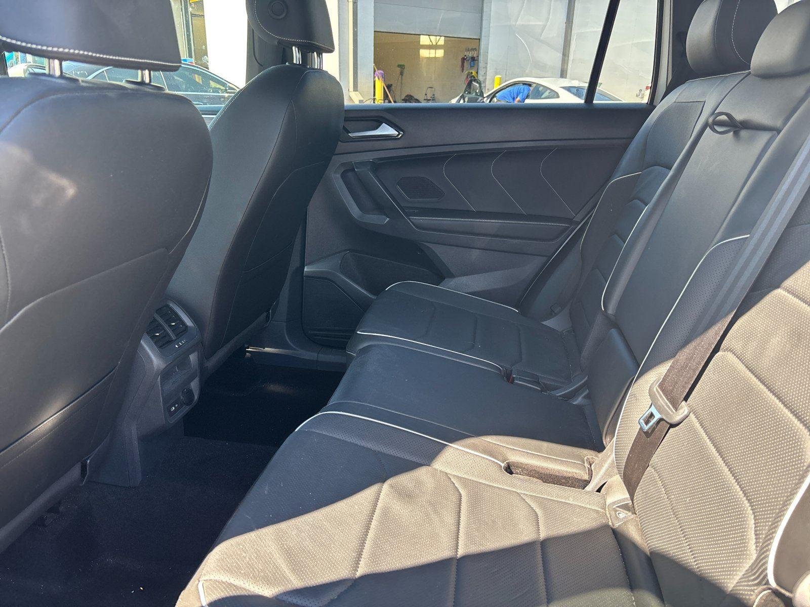 Used 2022  Volkswagen SEL R-Line image 33